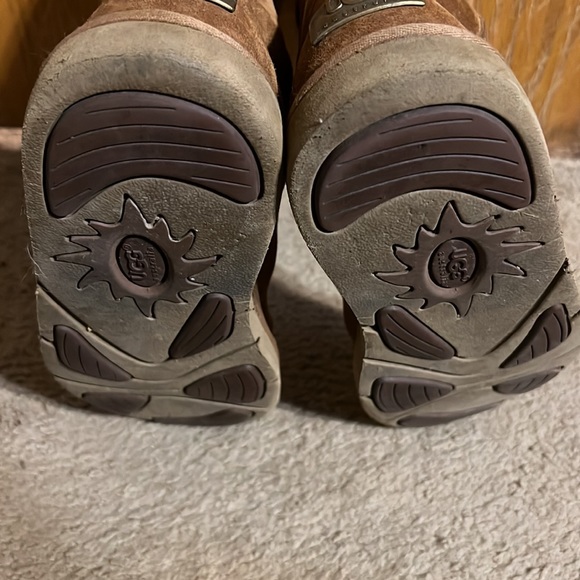 Beautiful UGG Tall Suede Sheep Fur Lined Zip Boots. Size 8. - Picture 6 of 11